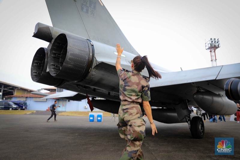 Anggota Militer Prancis berdiri di dekat pesawat jet tempur Dassault Rafale A330 MRTT yang terparkir di Apron Selatan, Lanud Halim, Jakarta, Rabu (26/7/2023). Anggota Militer Prancis berdiri di dekat pesawat jet tempur Dassault Rafale A330 MRTT yang terparkir di Apron Selatan, Lanud Halim, Jakarta, Rabu (26/7/2023). (CNBC Indonesia/Faisal Rahman)