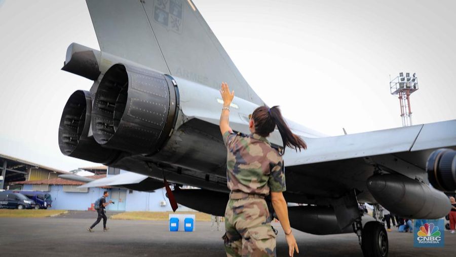 Anggota Militer Prancis berdiri di dekat pesawat jet tempur Dassault Rafale A330 MRTT yang terparkir di Apron Selatan, Lanud Halim, Jakarta, Rabu (26/7/2023). (CNBC Indonesia/Faisal Rahman)