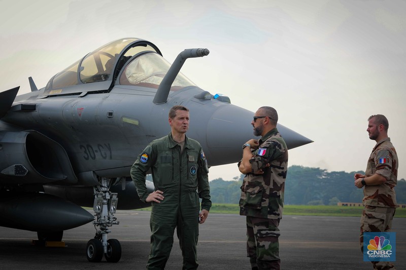 Anggota Militer Prancis berdiri di dekat pesawat jet tempur Dassault Rafale A330 MRTT yang terparkir di Apron Selatan, Lanud Halim, Jakarta, Rabu (26/7/2023). Anggota Militer Prancis berdiri di dekat pesawat jet tempur Dassault Rafale A330 MRTT yang terparkir di Apron Selatan, Lanud Halim, Jakarta, Rabu (26/7/2023). (CNBC Indonesia/Faisal Rahman)