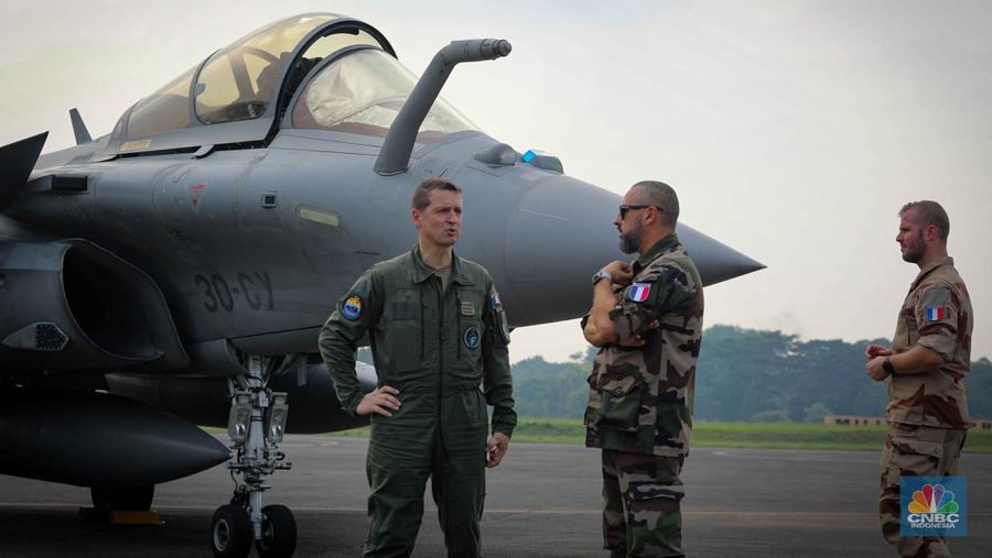 Anggota Militer Prancis berdiri di dekat pesawat jet tempur Dassault Rafale A330 MRTT yang terparkir di Apron Selatan, Lanud Halim, Jakarta, Rabu (26/7/2023). (CNBC Indonesia/Faisal Rahman)