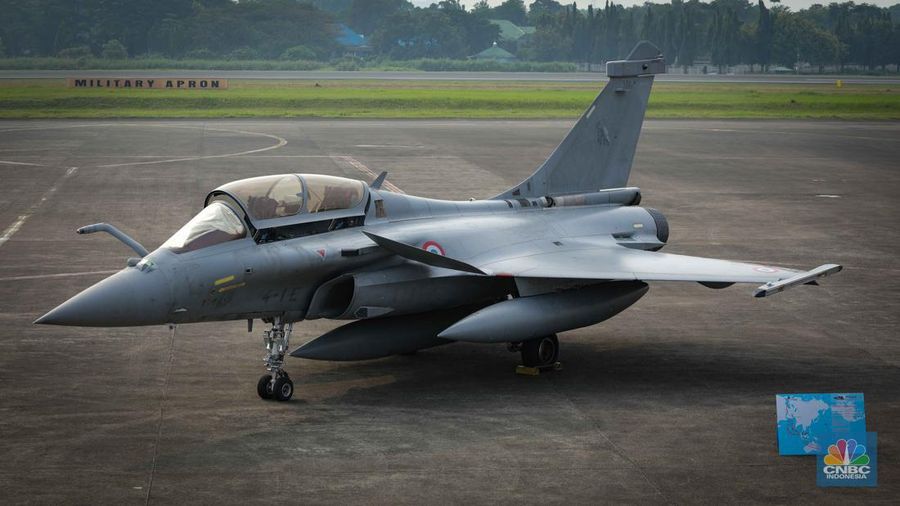 Anggota Militer Prancis berdiri di dekat pesawat jet tempur Dassault Rafale A330 MRTT yang terparkir di Apron Selatan, Lanud Halim, Jakarta, Rabu (26/7/2023). (CNBC Indonesia/Faisal Rahman)