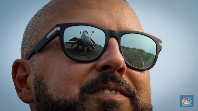 Anggota Militer Prancis berdiri di dekat pesawat jet tempur Dassault Rafale A330 MRTT yang terparkir di Apron Selatan, Lanud Halim, Jakarta, Rabu (26/7/2023). Anggota Militer Prancis berdiri di dekat pesawat jet tempur Dassault Rafale A330 MRTT yang terparkir di Apron Selatan, Lanud Halim, Jakarta, Rabu (26/7/2023). (CNBC Indonesia/Faisal Rahman)