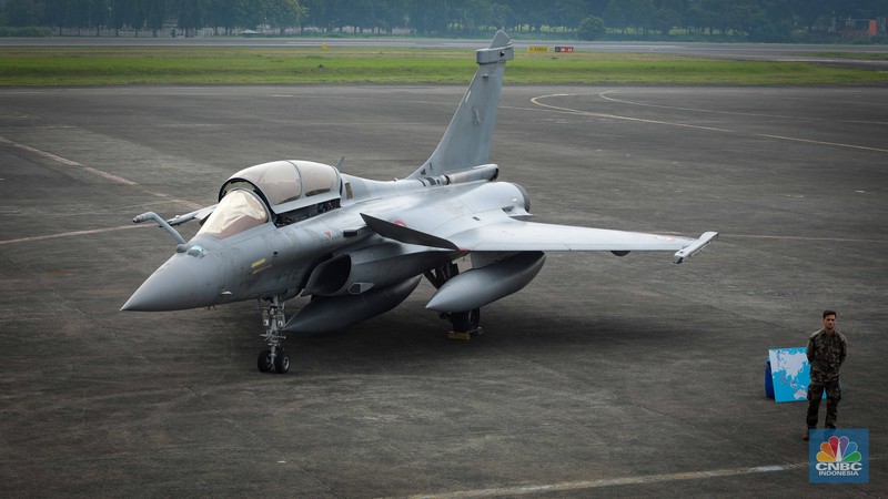 Anggota Militer Prancis berdiri di dekat pesawat jet tempur Dassault Rafale A330 MRTT yang terparkir di Apron Selatan, Lanud Halim, Jakarta, Rabu (26/7/2023). (CNBC Indonesia/Faisal Rahman)
