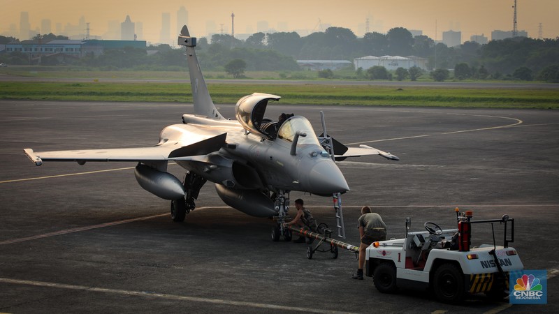 Anggota Militer Prancis berdiri di dekat pesawat jet tempur Dassault Rafale A330 MRTT yang terparkir di Apron Selatan, Lanud Halim, Jakarta, Rabu (26/7/2023). Anggota Militer Prancis berdiri di dekat pesawat jet tempur Dassault Rafale A330 MRTT yang terparkir di Apron Selatan, Lanud Halim, Jakarta, Rabu (26/7/2023). (CNBC Indonesia/Faisal Rahman)