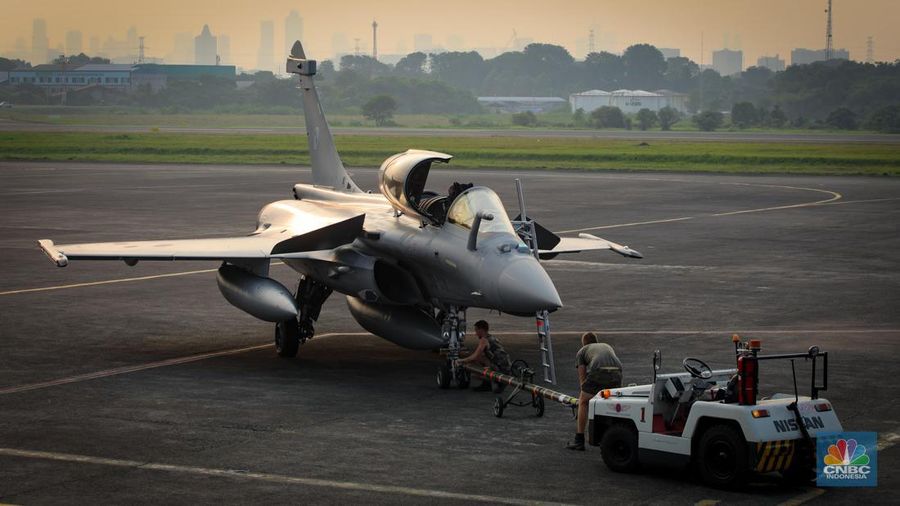 Anggota Militer Prancis berdiri di dekat pesawat jet tempur Dassault Rafale A330 MRTT yang terparkir di Apron Selatan, Lanud Halim, Jakarta, Rabu (26/7/2023). (CNBC Indonesia/Faisal Rahman)
