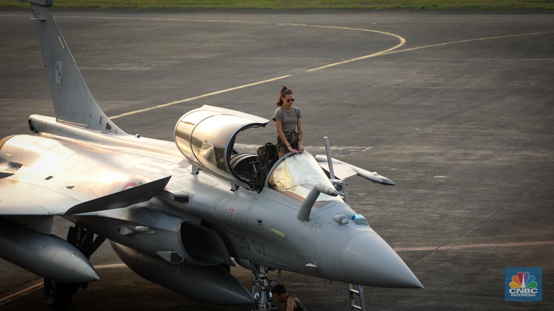Anggota Militer Prancis berdiri di dekat pesawat jet tempur Dassault Rafale A330 MRTT yang terparkir di Apron Selatan, Lanud Halim, Jakarta, Rabu (26/7/2023). Anggota Militer Prancis berdiri di dekat pesawat jet tempur Dassault Rafale A330 MRTT yang terparkir di Apron Selatan, Lanud Halim, Jakarta, Rabu (26/7/2023). (CNBC Indonesia/Faisal Rahman)