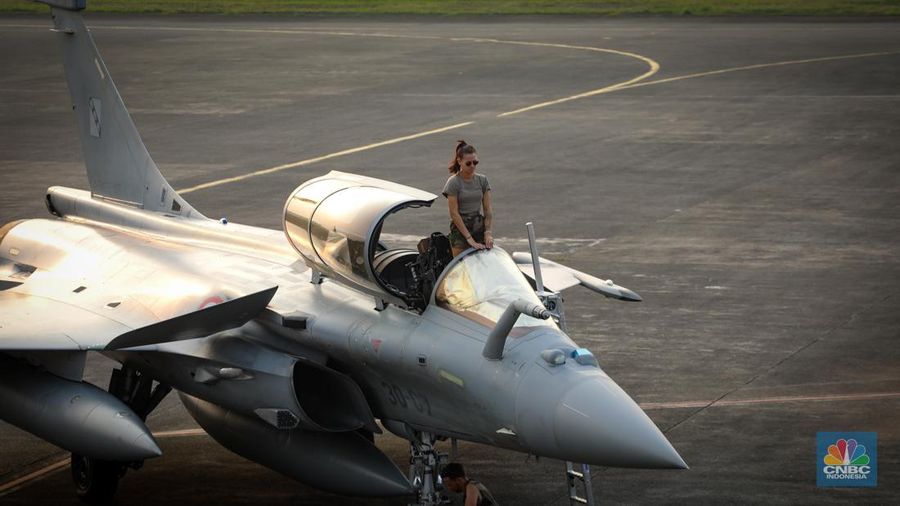 Anggota Militer Prancis berdiri di dekat pesawat jet tempur Dassault Rafale A330 MRTT yang terparkir di Apron Selatan, Lanud Halim, Jakarta, Rabu (26/7/2023). (CNBC Indonesia/Faisal Rahman)