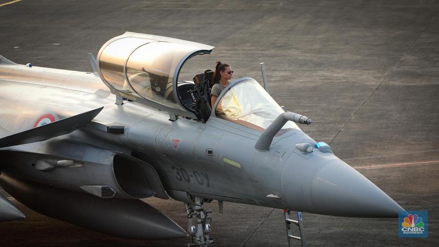 Anggota Militer Prancis berdiri di dekat pesawat jet tempur Dassault Rafale A330 MRTT yang terparkir di Apron Selatan, Lanud Halim, Jakarta, Rabu (26/7/2023). (վ/Faisal Rahman)