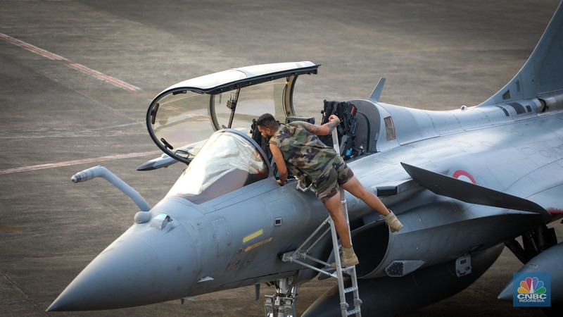 Anggota Militer Prancis berdiri di dekat pesawat jet tempur Dassault Rafale A330 MRTT yang terparkir di Apron Selatan, Lanud Halim, Jakarta, Rabu (26/7/2023). Anggota Militer Prancis berdiri di dekat pesawat jet tempur Dassault Rafale A330 MRTT yang terparkir di Apron Selatan, Lanud Halim, Jakarta, Rabu (26/7/2023). (CNBC Indonesia/Faisal Rahman)