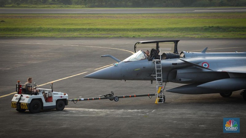 Anggota Militer Prancis berdiri di dekat pesawat jet tempur Dassault Rafale A330 MRTT yang terparkir di Apron Selatan, Lanud Halim, Jakarta, Rabu (26/7/2023). (CNBC Indonesia/Faisal Rahman)