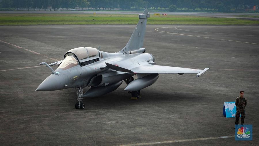 Anggota Militer Prancis berdiri di dekat pesawat jet tempur Dassault Rafale A330 MRTT yang terparkir di Apron Selatan, Lanud Halim, Jakarta, Rabu (26/7/2023). (CNBC Indonesia/Faisal Rahman)