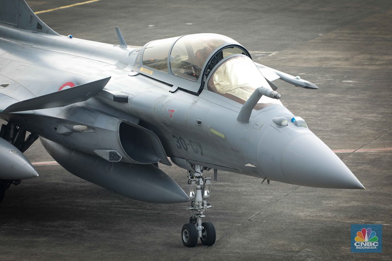 Anggota Militer Prancis berdiri di dekat pesawat jet tempur Dassault Rafale A330 MRTT yang terparkir di Apron Selatan, Lanud Halim, Jakarta, Rabu (26/7/2023). Anggota Militer Prancis berdiri di dekat pesawat jet tempur Dassault Rafale A330 MRTT yang terparkir di Apron Selatan, Lanud Halim, Jakarta, Rabu (26/7/2023). (CNBC Indonesia/Faisal Rahman)