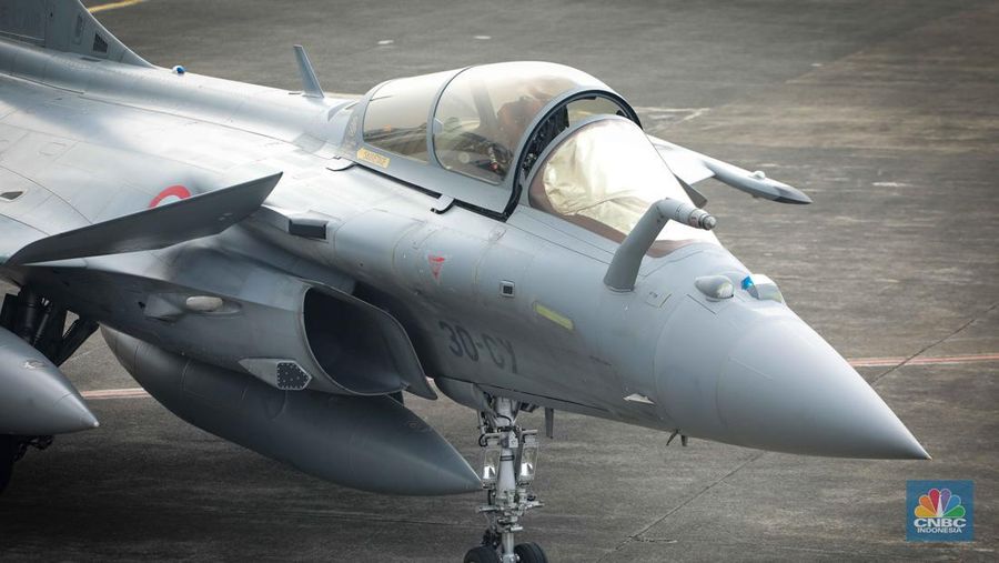 Anggota Militer Prancis berdiri di dekat pesawat jet tempur Dassault Rafale A330 MRTT yang terparkir di Apron Selatan, Lanud Halim, Jakarta, Rabu (26/7/2023). (CNBC Indonesia/Faisal Rahman)
