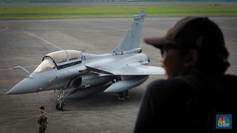 Anggota Militer Prancis berdiri di dekat pesawat jet tempur Dassault Rafale A330 MRTT yang terparkir di Apron Selatan, Lanud Halim, Jakarta, Rabu (26/7/2023). Anggota Militer Prancis berdiri di dekat pesawat jet tempur Dassault Rafale A330 MRTT yang terparkir di Apron Selatan, Lanud Halim, Jakarta, Rabu (26/7/2023). (CNBC Indonesia/Faisal Rahman)