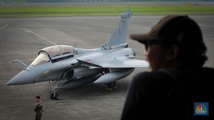 Anggota Militer Prancis berdiri di dekat pesawat jet tempur Dassault Rafale A330 MRTT yang terparkir di Apron Selatan, Lanud Halim, Jakarta, Rabu (26/7/2023). (CNBC Indonesia/Faisal Rahman)