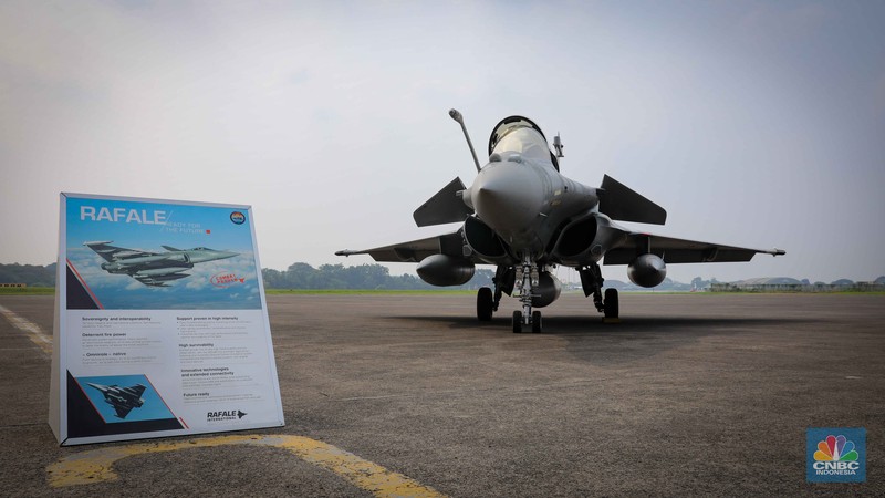 Anggota Militer Prancis berdiri di dekat pesawat jet tempur Dassault Rafale A330 MRTT yang terparkir di Apron Selatan, Lanud Halim, Jakarta, Rabu (26/7/2023). Anggota Militer Prancis berdiri di dekat pesawat jet tempur Dassault Rafale A330 MRTT yang terparkir di Apron Selatan, Lanud Halim, Jakarta, Rabu (26/7/2023). (CNBC Indonesia/Faisal Rahman)