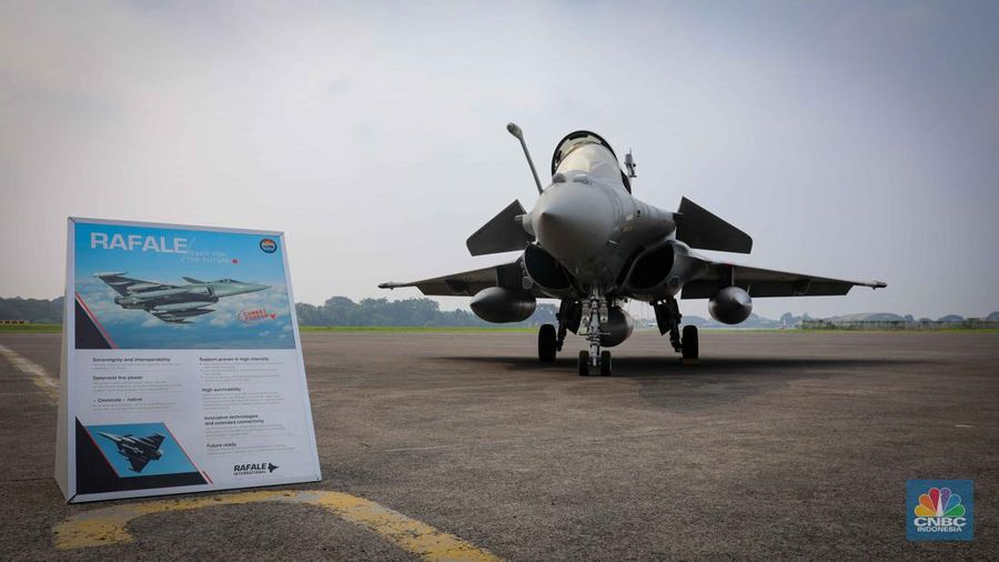 Anggota Militer Prancis berdiri di dekat pesawat jet tempur Dassault Rafale A330 MRTT yang terparkir di Apron Selatan, Lanud Halim, Jakarta, Rabu (26/7/2023). (CNBC Indonesia/Faisal Rahman)