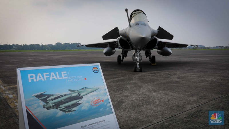 Anggota Militer Prancis berdiri di dekat pesawat jet tempur Dassault Rafale A330 MRTT yang terparkir di Apron Selatan, Lanud Halim, Jakarta, Rabu (26/7/2023). Anggota Militer Prancis berdiri di dekat pesawat jet tempur Dassault Rafale A330 MRTT yang terparkir di Apron Selatan, Lanud Halim, Jakarta, Rabu (26/7/2023). (CNBC Indonesia/Faisal Rahman)