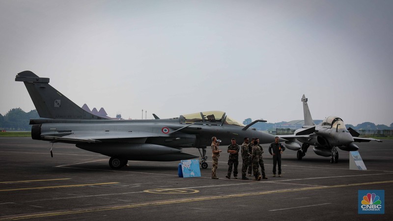 Anggota Militer Prancis berdiri di dekat pesawat jet tempur Dassault Rafale A330 MRTT yang terparkir di Apron Selatan, Lanud Halim, Jakarta, Rabu (26/7/2023). (CNBC Indonesia/Faisal Rahman)