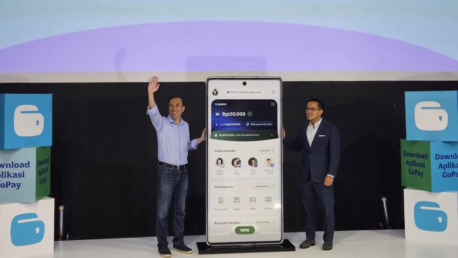 Hans Patuwo, President of Financial Technology GoTo dan CEO GoTo Patrick Walujo dalam peluncuran aplikasi Gopay.