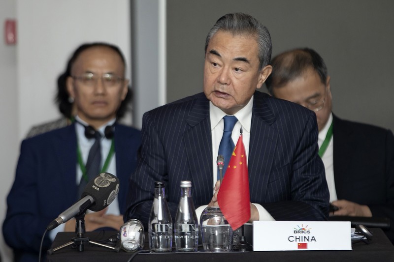 Presiden China Xi Jinping berjalan ke kiri dekat Penasihat Negara Wang Yi di kanan saat upacara penyambutan Presiden Aljazair Abdelmadjid Tebboune, tak terlihat, diadakan di Aula Besar Rakyat di Beijing, Selasa, 18 Juli 2023. China telah mencopot menteri luar negeri Qin Gang dari jabatannya dan menggantikannya dengan pendahulunya, Wang Yi. Dalam pengumuman pada Selasa malam, 25 Juli 2023, media pemerintah tidak memberikan alasan untuk pemecatan Qin, tetapi itu terjadi setelah dia menghilang hampir sebulan yang lalu di tengah spekulasi atas urusan pribadinya dan persaingan politik. (AP Photo/Ng Han Guan, Pool)