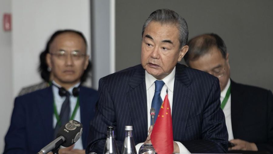 Dalam foto yang dirilis oleh Kantor Berita Xinhua ini, Wang Yi, anggota Biro Politik Komite Sentral Partai Komunis China (CPC) dan direktur Kantor Komisi Pusat CPC untuk Luar Negeri, menghadiri Pertemuan ke-13 BRICS Nasional Penasihat Keamanan dan Perwakilan Tinggi untuk Keamanan Nasional di Johannesburg, Afrika Selatan, Selasa, 25 Juli 2023. China mencopot menteri luar negeri Qin Gang yang terkadang blak-blakan pada hari Selasa dan menggantikannya dengan pendahulunya Wang Yi pada pertemuan yang dijadwalkan tidak biasa, sebuah langkah yang telah memicu desas-desus tentang apa yang mungkin terjadi dengan elit Partai Komunis negara itu. (Zhang Yudong/Xinhua via AP)