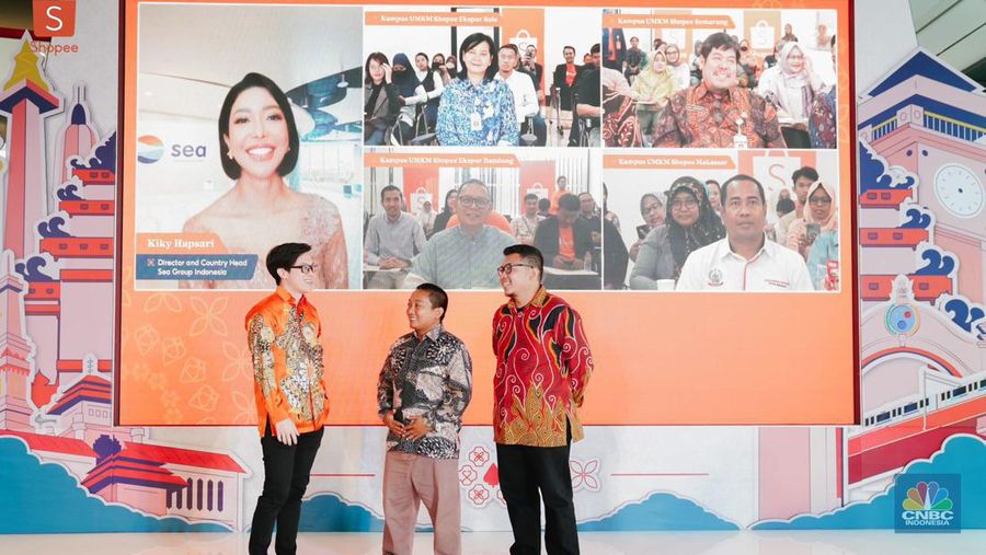 Direktur Eksekutif Shopee Indonesia, Handhika Jahja, bersama dua pelaku UMKM lokal dalam peluncuran  program Kampus UMKM Shopee Ekspor. (CNBC Indonesia/Rindi Salsabilla Putri)