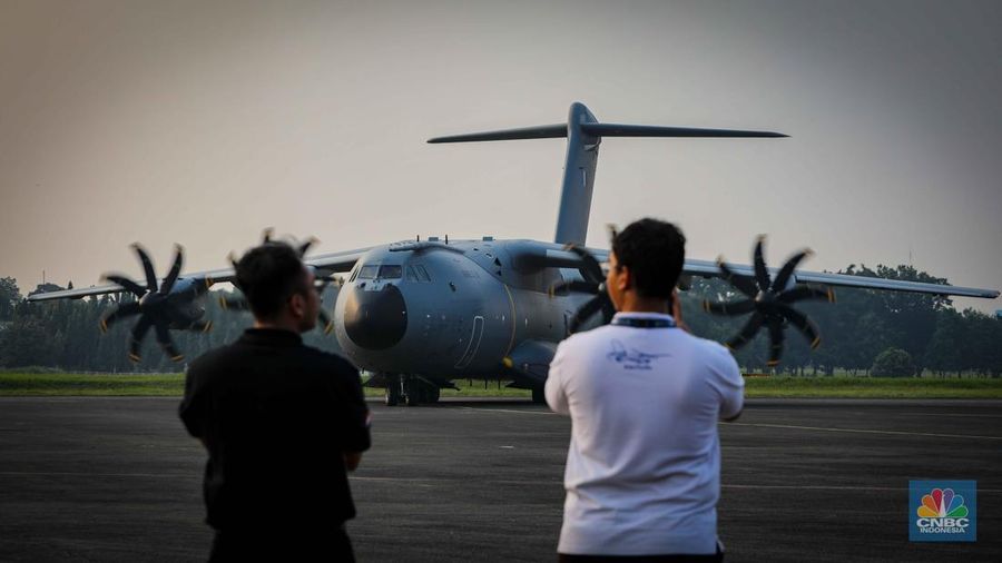 Anggota Militer Prancis berdiri di dekat pesawat jet tempur Dassault Rafale A330 MRTT yang terparkir di Apron Selatan, Lanud Halim, Jakarta, Rabu (26/7/2023). (CNBC Indonesia/Faisal Rahman)
