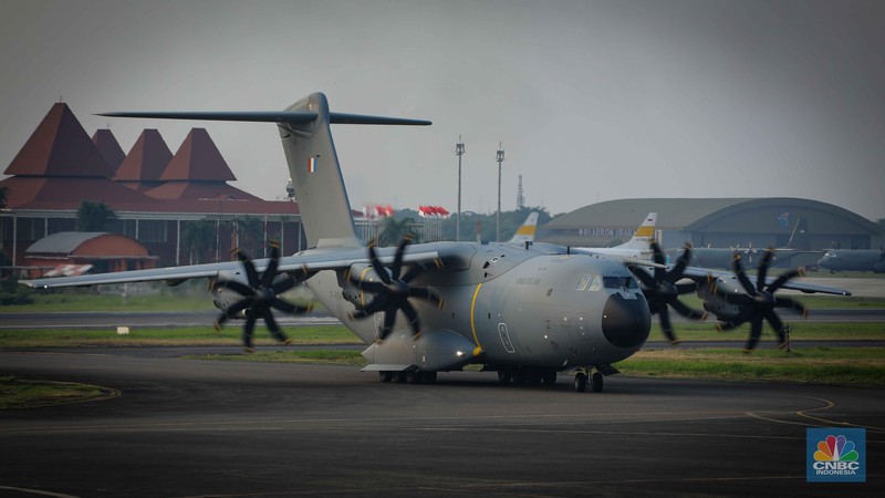 Anggota Militer Prancis berdiri di dekat pesawat jet tempur Dassault Rafale A330 MRTT yang terparkir di Apron Selatan, Lanud Halim, Jakarta, Rabu (26/7/2023). (CNBC Indonesia/Faisal Rahman)
