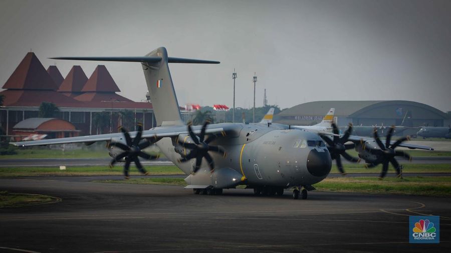 Anggota Militer Prancis berdiri di dekat pesawat jet tempur Dassault Rafale A330 MRTT yang terparkir di Apron Selatan, Lanud Halim, Jakarta, Rabu (26/7/2023). (CNBC Indonesia/Faisal Rahman)