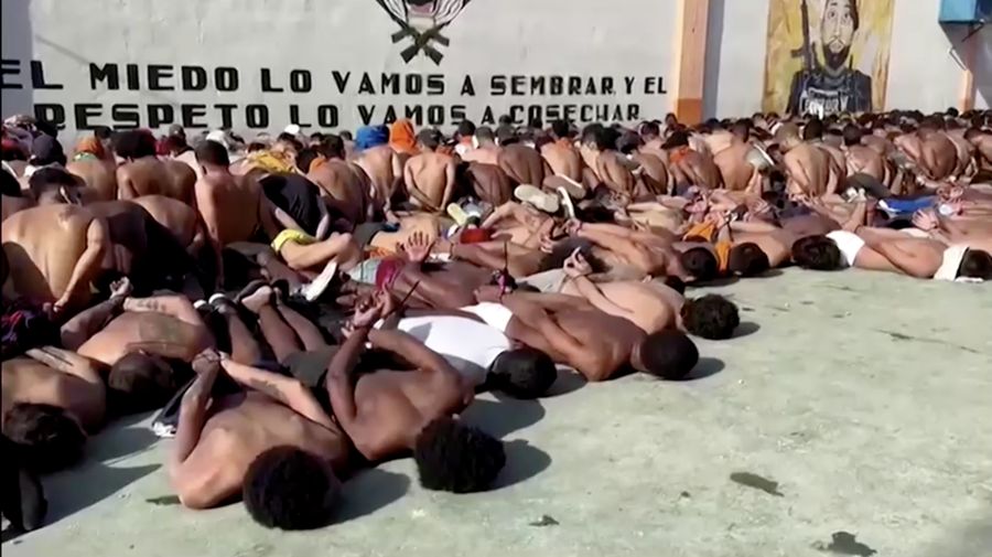 Ekuador pada Selasa mengumumkan keadaan darurat di semua penjaranya setelah serangkaian insiden kekerasan termasuk penembakan dan ledakan terjadi di salah satu penjara paling berbahaya. (Tangkapan Layar Video Reuters/ECUADOR'S POLICE HANDOUT)