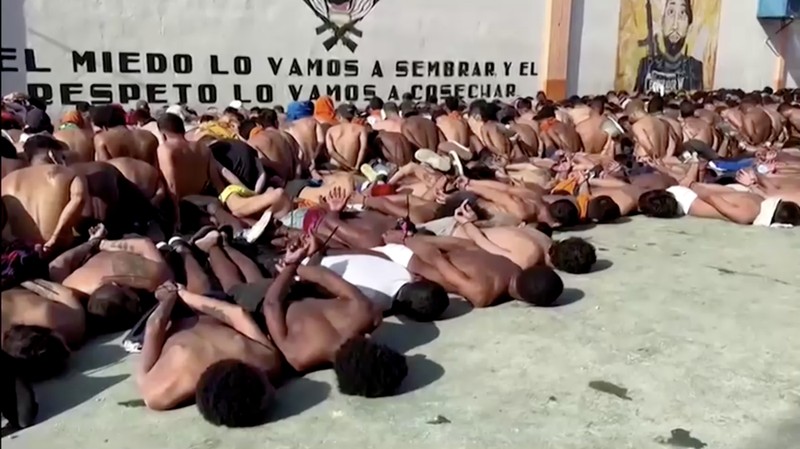 Ekuador pada Selasa mengumumkan keadaan darurat di semua penjaranya setelah serangkaian insiden kekerasan termasuk penembakan dan ledakan terjadi di salah satu penjara paling berbahaya. (Tangkapan Layar Video Reuters/ECUADOR'S POLICE HANDOUT)