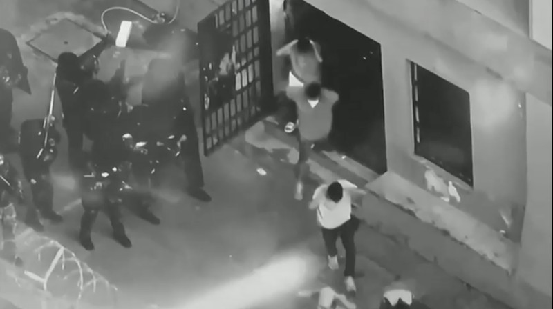 Ekuador pada Selasa mengumumkan keadaan darurat di semua penjaranya setelah serangkaian insiden kekerasan termasuk penembakan dan ledakan terjadi di salah satu penjara paling berbahaya. Ekuador pada Selasa mengumumkan keadaan darurat di semua penjaranya setelah serangkaian insiden kekerasan termasuk penembakan dan ledakan terjadi di salah satu penjara paling berbahaya. (Tangkapan Layar Video Reuters/ECUADOR'S POLICE HANDOUT)