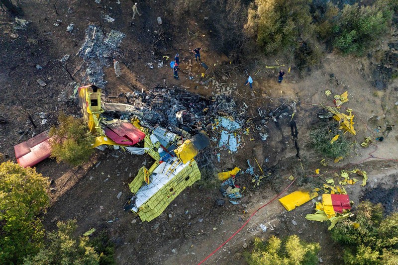 Foto udara menunjukkan dua pilot tewas saat petugas pemadam kebakaran Canada air scooper menjatuhkan air ke api di selatan Yunani. (REUTERS/STELIOS MISINAS)