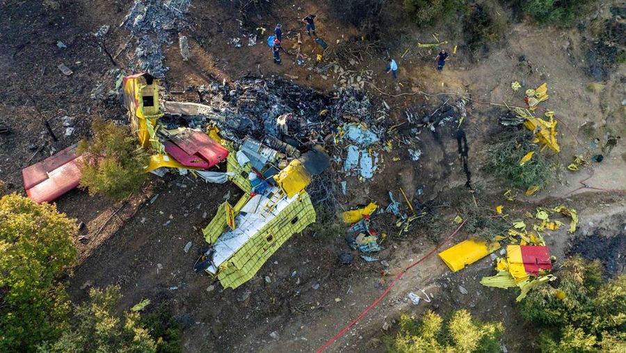 Foto udara menunjukkan dua pilot tewas saat petugas pemadam kebakaran Canada air scooper menjatuhkan air ke api di selatan Yunani. (REUTERS/STELIOS MISINAS)