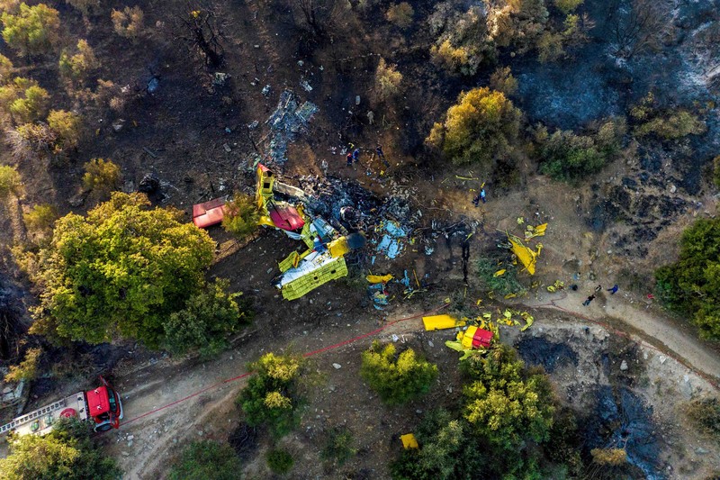 Foto udara menunjukkan dua pilot tewas saat petugas pemadam kebakaran Canada air scooper menjatuhkan air ke api di selatan Yunani. (REUTERS/STELIOS MISINAS)