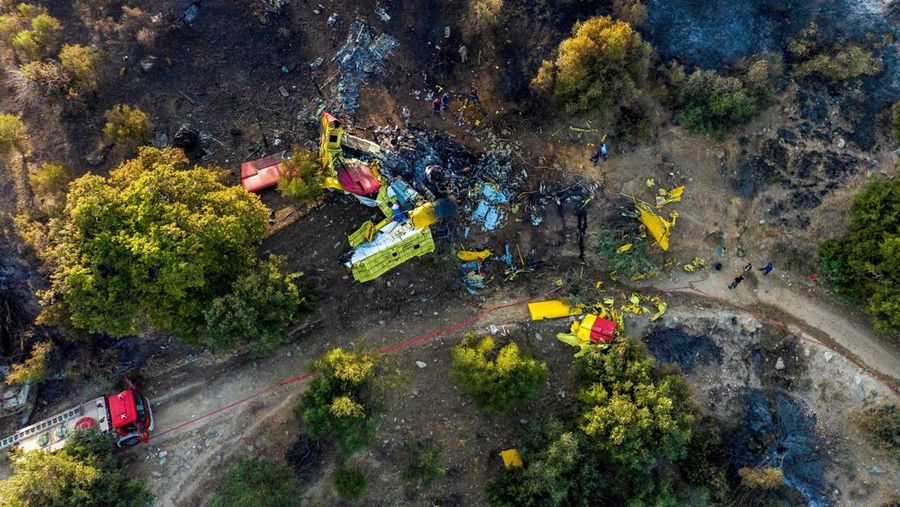 Foto udara menunjukkan dua pilot tewas saat petugas pemadam kebakaran Canada air scooper menjatuhkan air ke api di selatan Yunani. (REUTERS/STELIOS MISINAS)