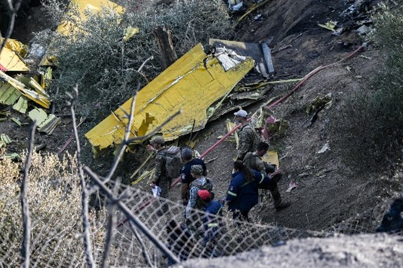 Foto udara menunjukkan dua pilot tewas saat petugas pemadam kebakaran Canada air scooper menjatuhkan air ke api di selatan Yunani. (REUTERS/STELIOS MISINAS)