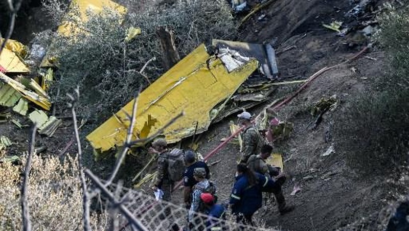 Foto udara menunjukkan dua pilot tewas saat petugas pemadam kebakaran Canada air scooper menjatuhkan air ke api di selatan Yunani. (REUTERS/STELIOS MISINAS)