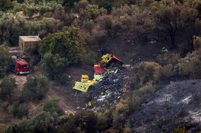 Foto udara menunjukkan dua pilot tewas saat petugas pemadam kebakaran Canada air scooper menjatuhkan air ke api di selatan Yunani. (REUTERS/STELIOS MISINAS)