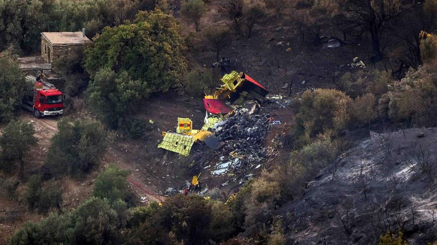 Foto udara menunjukkan dua pilot tewas saat petugas pemadam kebakaran Canada air scooper menjatuhkan air ke api di selatan Yunani. (REUTERS/STELIOS MISINAS)