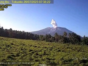 Gunung Ibu Erupsi Lagi Pagi Ini, Warga Dilarang Beraktivitas 4 Km dari Kawah