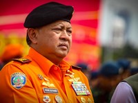 KPK Tetapkan Kabasarnas Henri Tersangka, TNI Keberatan!