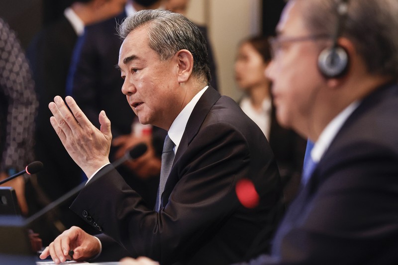 Presiden China Xi Jinping berjalan ke kiri dekat Penasihat Negara Wang Yi di kanan saat upacara penyambutan Presiden Aljazair Abdelmadjid Tebboune, tak terlihat, diadakan di Aula Besar Rakyat di Beijing, Selasa, 18 Juli 2023. Presiden China Xi Jinping berjalan ke kiri dekat Penasihat Negara Wang Yi di kanan saat upacara penyambutan Presiden Aljazair Abdelmadjid Tebboune, tak terlihat, diadakan di Aula Besar Rakyat di Beijing, Selasa, 18 Juli 2023. China telah mencopot menteri luar negeri Qin Gang dari jabatannya dan menggantikannya dengan pendahulunya, Wang Yi. Dalam pengumuman pada Selasa malam, 25 Juli 2023, media pemerintah tidak memberikan alasan untuk pemecatan Qin, tetapi itu terjadi setelah dia menghilang hampir sebulan yang lalu di tengah spekulasi atas urusan pribadinya dan persaingan politik. (AP Photo/Ng Han Guan, Pool)