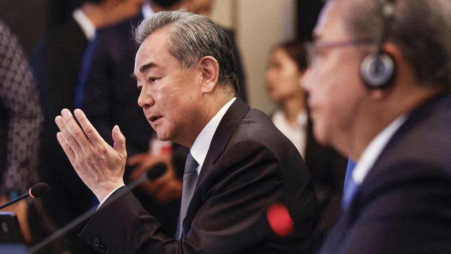 Presiden China Xi Jinping berjalan ke kiri dekat Penasihat Negara Wang Yi di kanan saat upacara penyambutan Presiden Aljazair Abdelmadjid Tebboune, tak terlihat, diadakan di Aula Besar Rakyat di Beijing, Selasa, 18 Juli 2023. China telah mencopot menteri luar negeri Qin Gang dari jabatannya dan menggantikannya dengan pendahulunya, Wang Yi. Dalam pengumuman pada Selasa malam, 25 Juli 2023, media pemerintah tidak memberikan alasan untuk pemecatan Qin, tetapi itu terjadi setelah dia menghilang hampir sebulan yang lalu di tengah spekulasi atas urusan pribadinya dan persaingan politik. (AP Photo/Ng Han Guan, Pool)