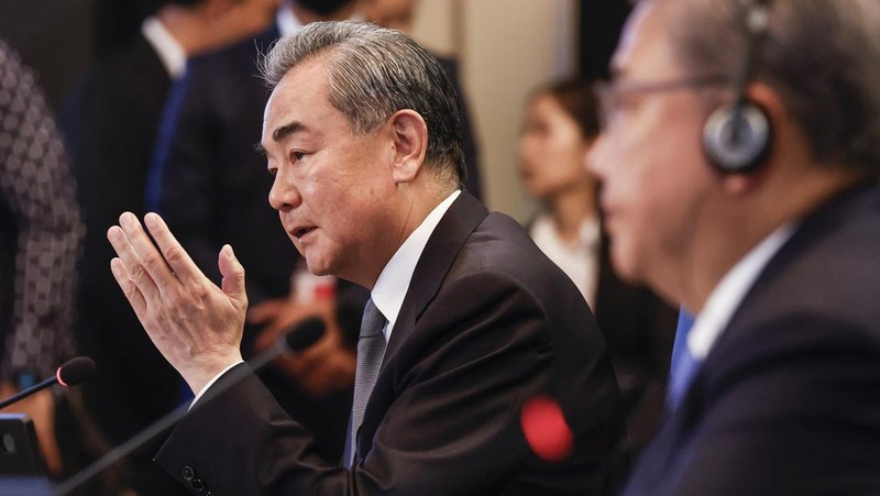 Presiden China Xi Jinping berjalan ke kiri dekat Penasihat Negara Wang Yi di kanan saat upacara penyambutan Presiden Aljazair Abdelmadjid Tebboune, tak terlihat, diadakan di Aula Besar Rakyat di Beijing, Selasa, 18 Juli 2023. China telah mencopot menteri luar negeri Qin Gang dari jabatannya dan menggantikannya dengan pendahulunya, Wang Yi. Dalam pengumuman pada Selasa malam, 25 Juli 2023, media pemerintah tidak memberikan alasan untuk pemecatan Qin, tetapi itu terjadi setelah dia menghilang hampir sebulan yang lalu di tengah spekulasi atas urusan pribadinya dan persaingan politik. (AP Photo/Ng Han Guan, Pool)