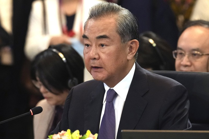 Presiden China Xi Jinping berjalan ke kiri dekat Penasihat Negara Wang Yi di kanan saat upacara penyambutan Presiden Aljazair Abdelmadjid Tebboune, tak terlihat, diadakan di Aula Besar Rakyat di Beijing, Selasa, 18 Juli 2023. China telah mencopot menteri luar negeri Qin Gang dari jabatannya dan menggantikannya dengan pendahulunya, Wang Yi. Dalam pengumuman pada Selasa malam, 25 Juli 2023, media pemerintah tidak memberikan alasan untuk pemecatan Qin, tetapi itu terjadi setelah dia menghilang hampir sebulan yang lalu di tengah spekulasi atas urusan pribadinya dan persaingan politik. (AP Photo/Ng Han Guan, Pool)