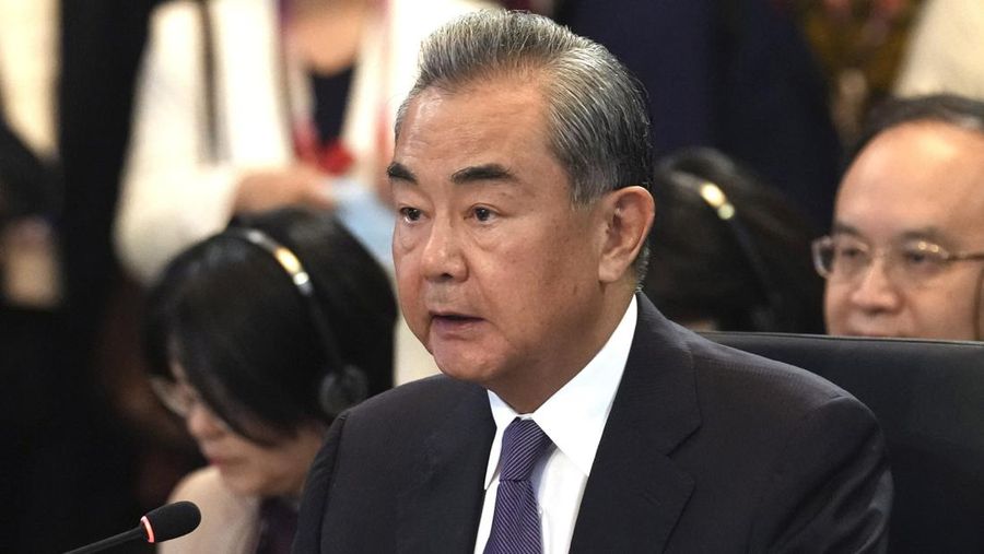 Presiden China Xi Jinping berjalan ke kiri dekat Penasihat Negara Wang Yi di kanan saat upacara penyambutan Presiden Aljazair Abdelmadjid Tebboune, tak terlihat, diadakan di Aula Besar Rakyat di Beijing, Selasa, 18 Juli 2023. China telah mencopot menteri luar negeri Qin Gang dari jabatannya dan menggantikannya dengan pendahulunya, Wang Yi. Dalam pengumuman pada Selasa malam, 25 Juli 2023, media pemerintah tidak memberikan alasan untuk pemecatan Qin, tetapi itu terjadi setelah dia menghilang hampir sebulan yang lalu di tengah spekulasi atas urusan pribadinya dan persaingan politik. (AP Photo/Ng Han Guan, Pool)