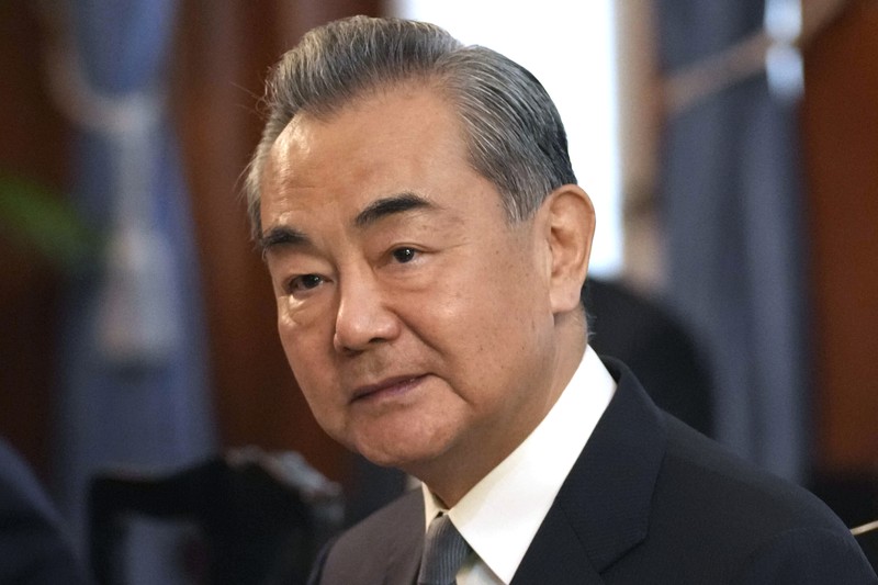 Presiden China Xi Jinping berjalan ke kiri dekat Penasihat Negara Wang Yi di kanan saat upacara penyambutan Presiden Aljazair Abdelmadjid Tebboune, tak terlihat, diadakan di Aula Besar Rakyat di Beijing, Selasa, 18 Juli 2023. China telah mencopot menteri luar negeri Qin Gang dari jabatannya dan menggantikannya dengan pendahulunya, Wang Yi. Dalam pengumuman pada Selasa malam, 25 Juli 2023, media pemerintah tidak memberikan alasan untuk pemecatan Qin, tetapi itu terjadi setelah dia menghilang hampir sebulan yang lalu di tengah spekulasi atas urusan pribadinya dan persaingan politik. (AP Photo/Ng Han Guan, Pool)