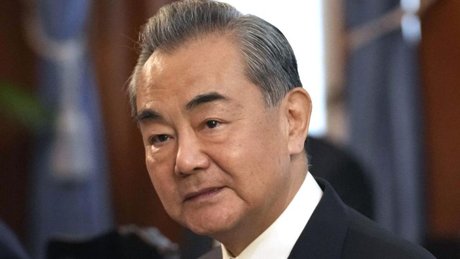 Kepala kebijakan luar negeri Partai Komunis China Wang Yi, tengah, menunggu dimulainya pertemuan trilateral dengan Menteri Luar Negeri Indonesia Retno Marsudi dan Menteri Luar Negeri Rusia Sergey Lavrov di sela-sela Pertemuan Menteri Luar Negeri Perhimpunan Bangsa-Bangsa Asia Tenggara (ASEAN) di Jakarta, Indonesia, 12 Juli 2023. China telah mencopot Menteri Luar Negeri Qin Gang yang blak-blakan dari jabatannya dan menggantikannya dengan pendahulunya, Wang Yi. Dalam pengumuman pada hari Selasa, 25 Juli 2023, media pemerintah tidak memberikan alasan untuk pencopotan Qin, tetapi itu terjadi setelah dia menghilang hampir sebulan yang lalu di tengah spekulasi atas urusan pribadinya dan persaingan politik. (AP Photo/Tatan Syuflana/File Foto)